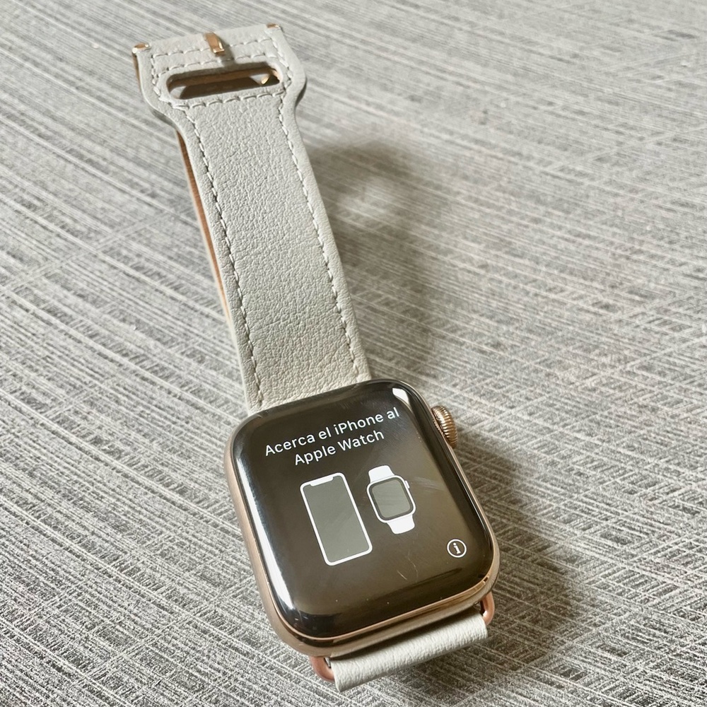 Apple Watch Series 5 - GPS + Cellular available